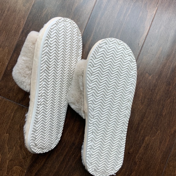 Fluffy slippers neutral size 6-8 - Picture 2 of 2